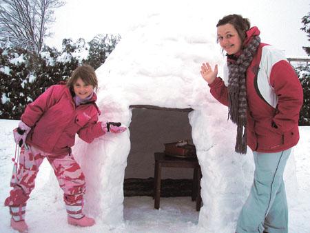 Ana-louise Gillibrand & her mum Claire built this fantastic igloo (with a little help from dad).