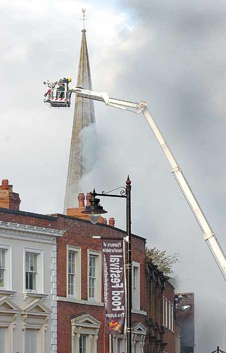 Fire in High Town, Turntable ladder moves into place