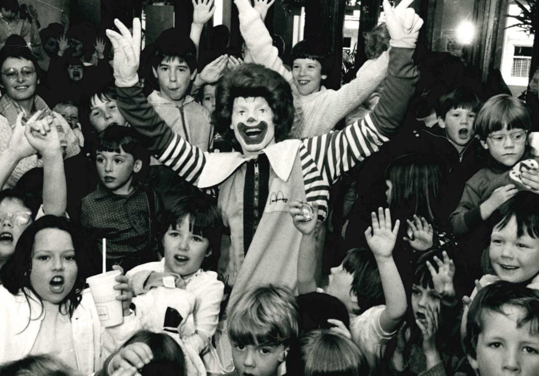 Children get in the holiday mood with Ronald McDonald at McDonalds, Commercial Street, 1986