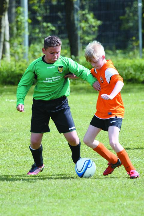 Jacob Thorley battles during his
team’s under 11 game against Onny.
Picture by dephoto.biz
