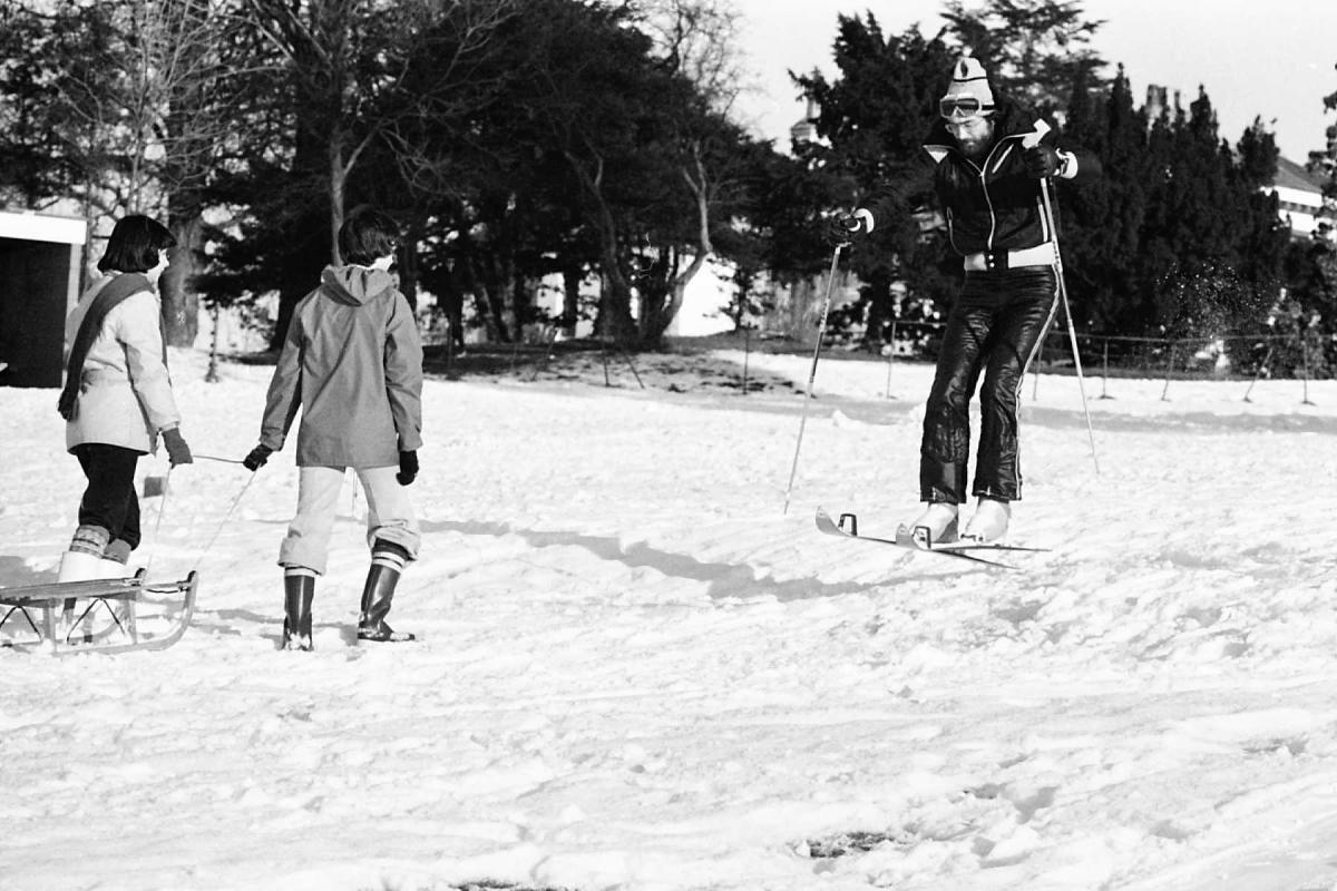 Man skiing in the snow at Churchill Gardens, Hereford 26-01-1979
