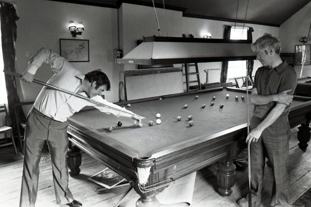 Professional snooker player & former World Championship finalist Doug Mountjoy playing at the Temple Bar in Ewyas Harold. 03-05-1984