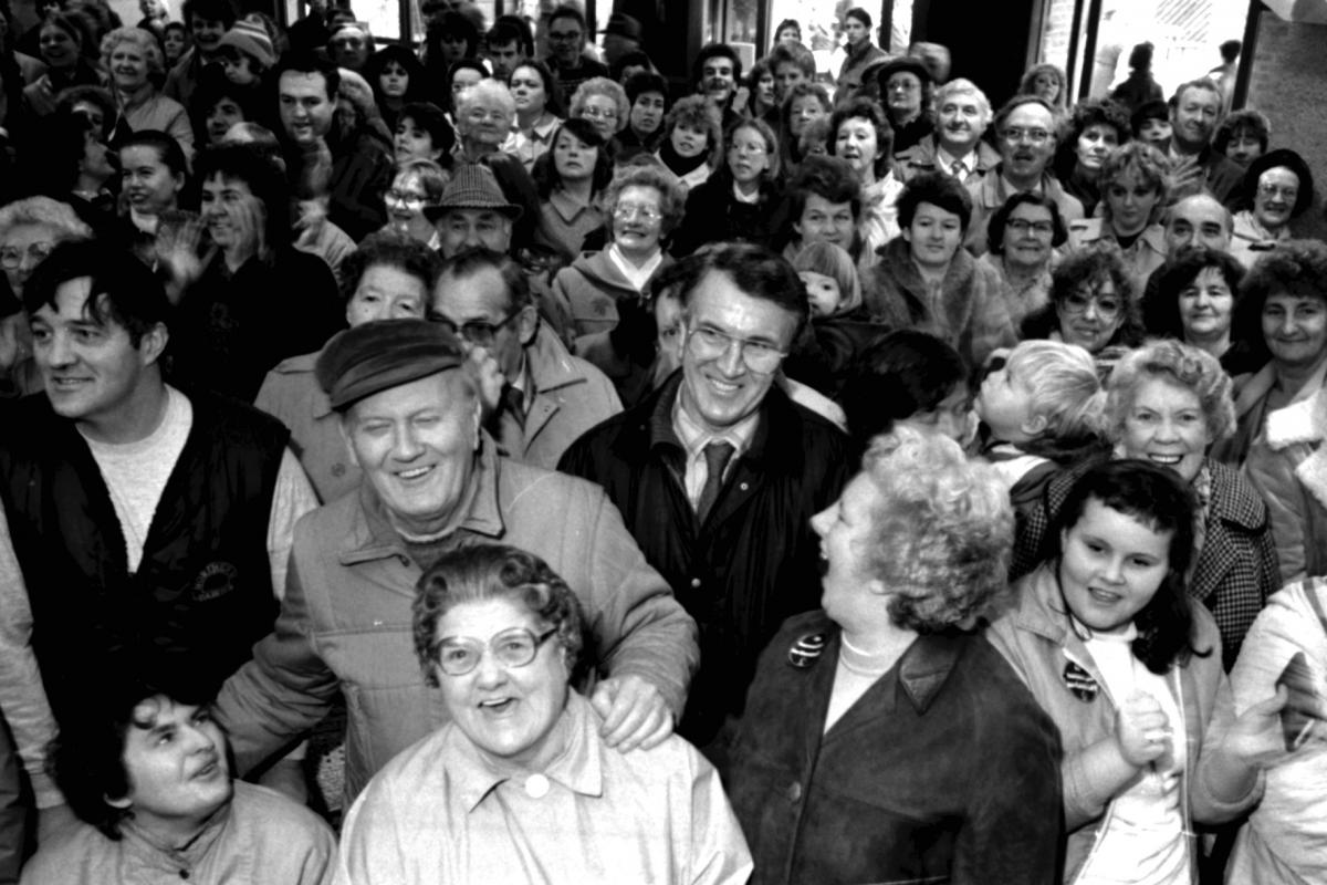 Crowds at the opening of Maylord Orchards Shopping Centre, Hereford. 25/11/1987