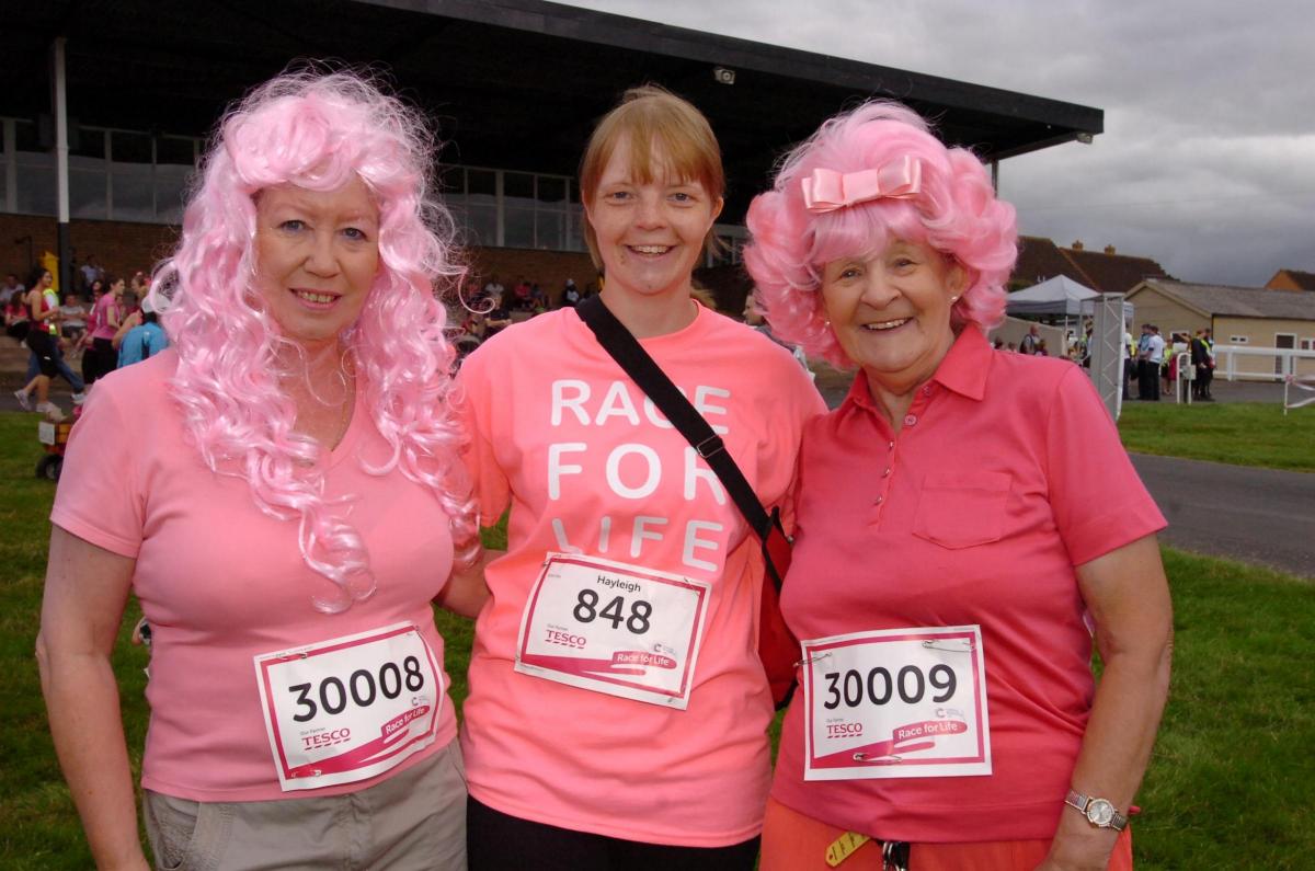 From left, Yvonne Beech, Hayleigh Good & Rose Davies before the race. 1428_19003