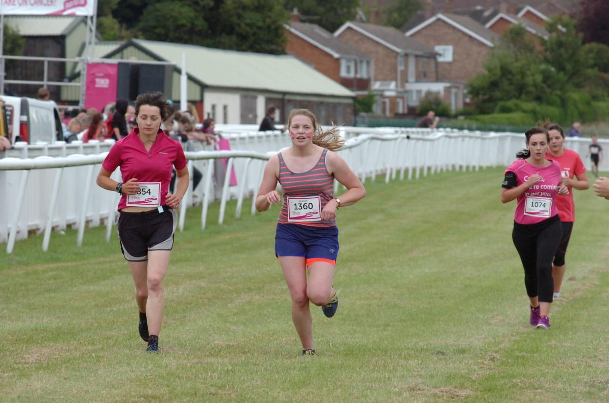 From left, Eventual winner Lindsey James & runner-up Lydia Stratford complete the first lap of the racecourse.1428_19021