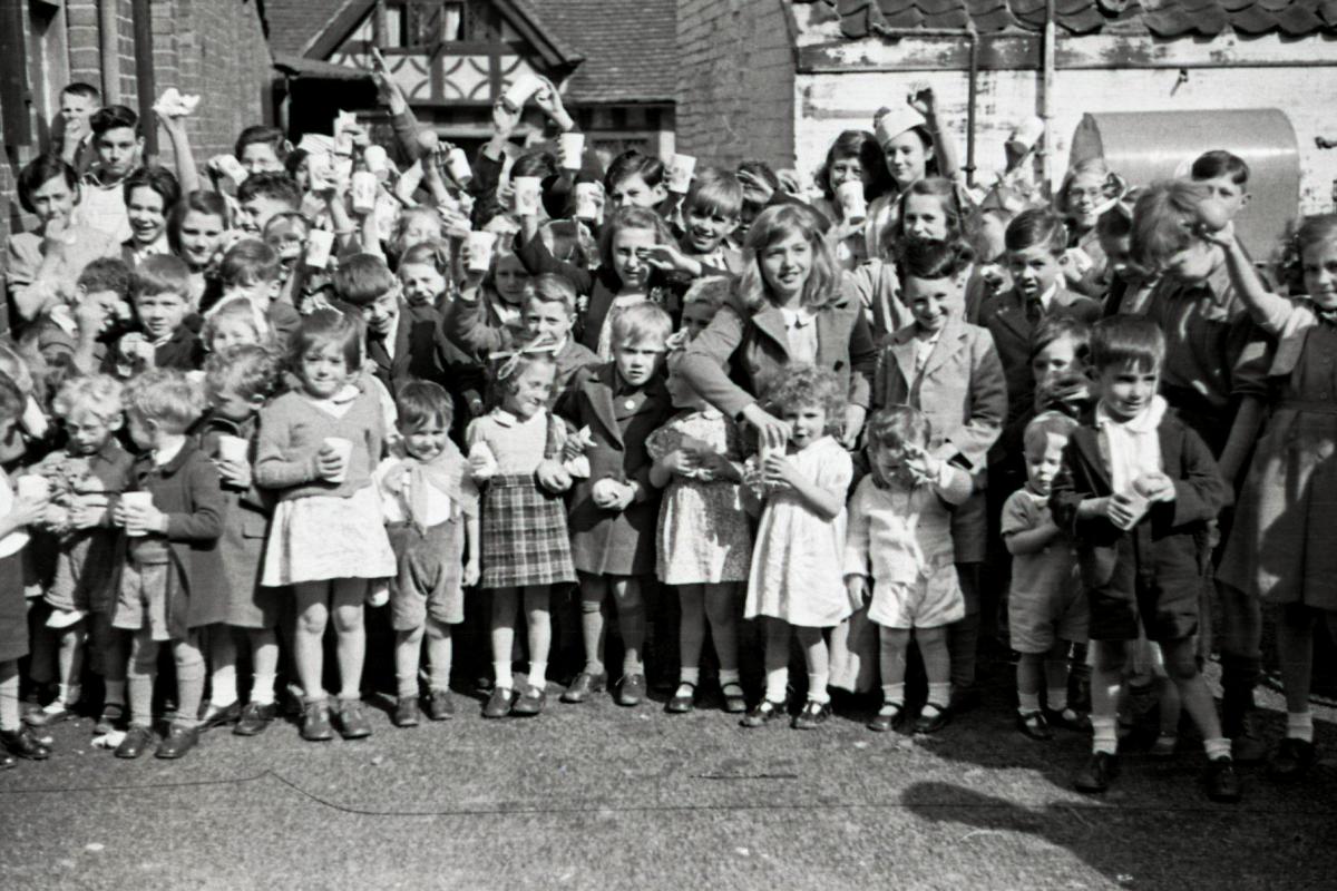V.E. Holiday in Hereford, 8th-9th May 1945. Berrington Street tea party.