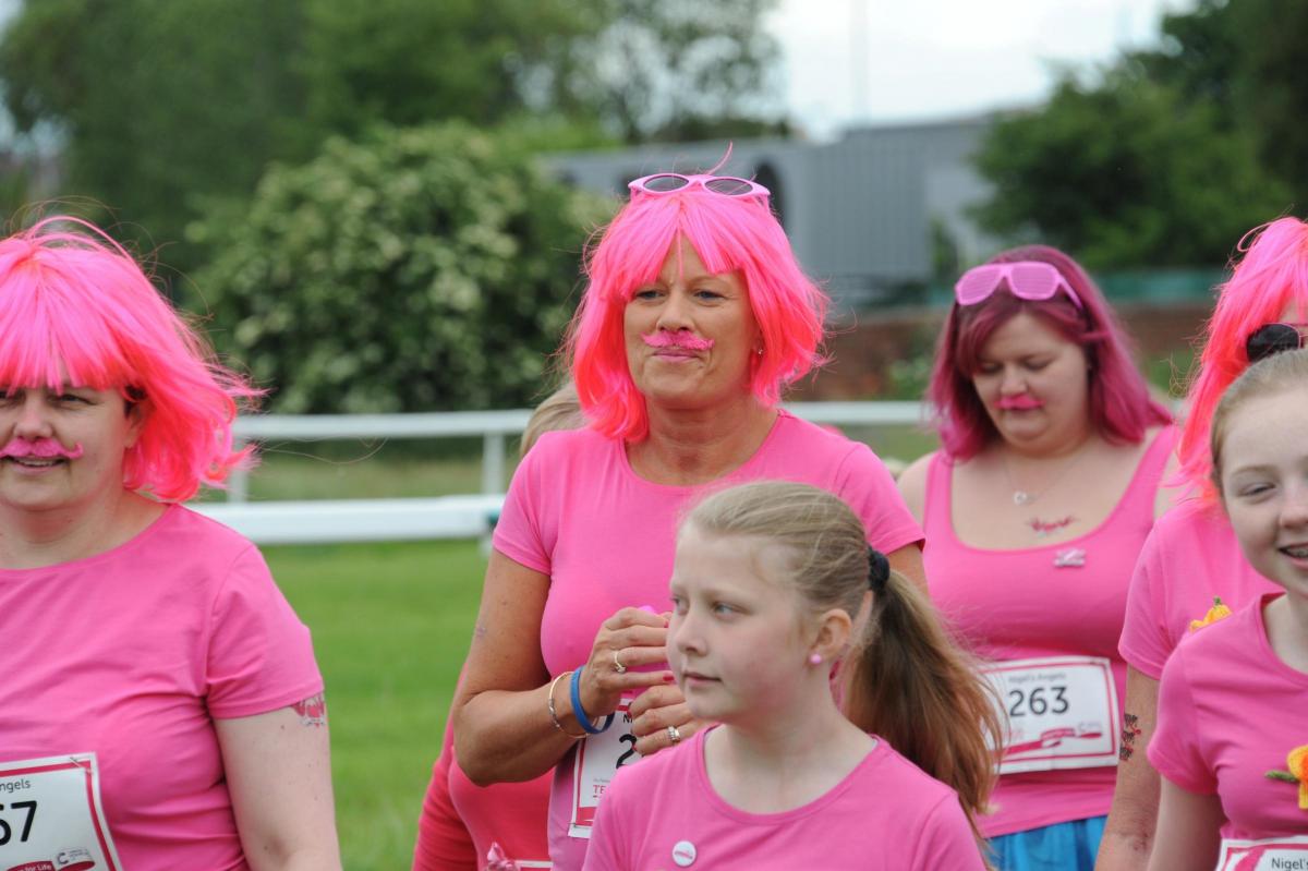 Pink moustaches & wigs were the order of the day for these runners!  1522_6029