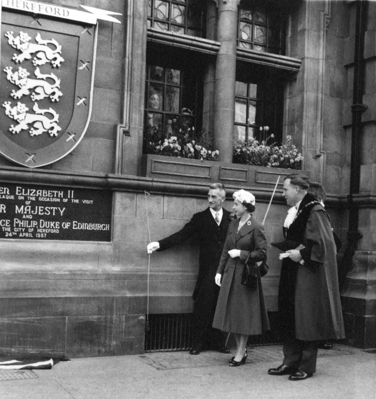 Unveiling a plaque at Hereford Town Hall to commemorate her visit.
Photo: Derek Evans Archive at the Herefordshire Archive and Records Centre; Herefordshire Libraries