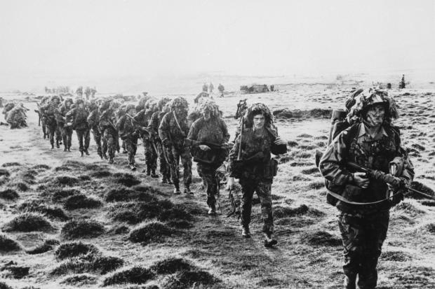 A line of British soldiers in camouflage advancing during the Falklands War.   (Photo by Hulton Archive/Getty Images).