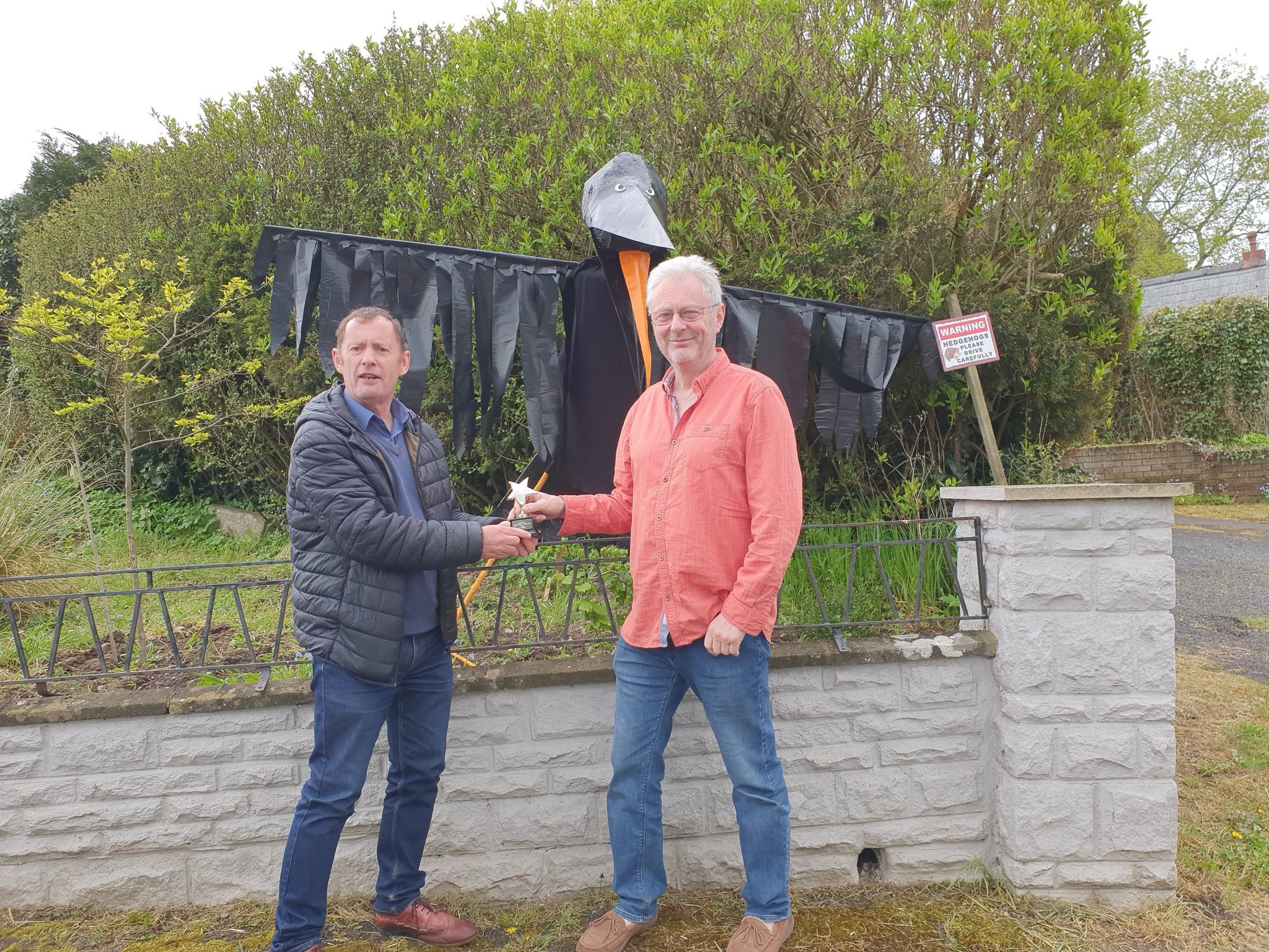 Coun Roger Phillips with Neil Martin and his third place entry The ScareCROW