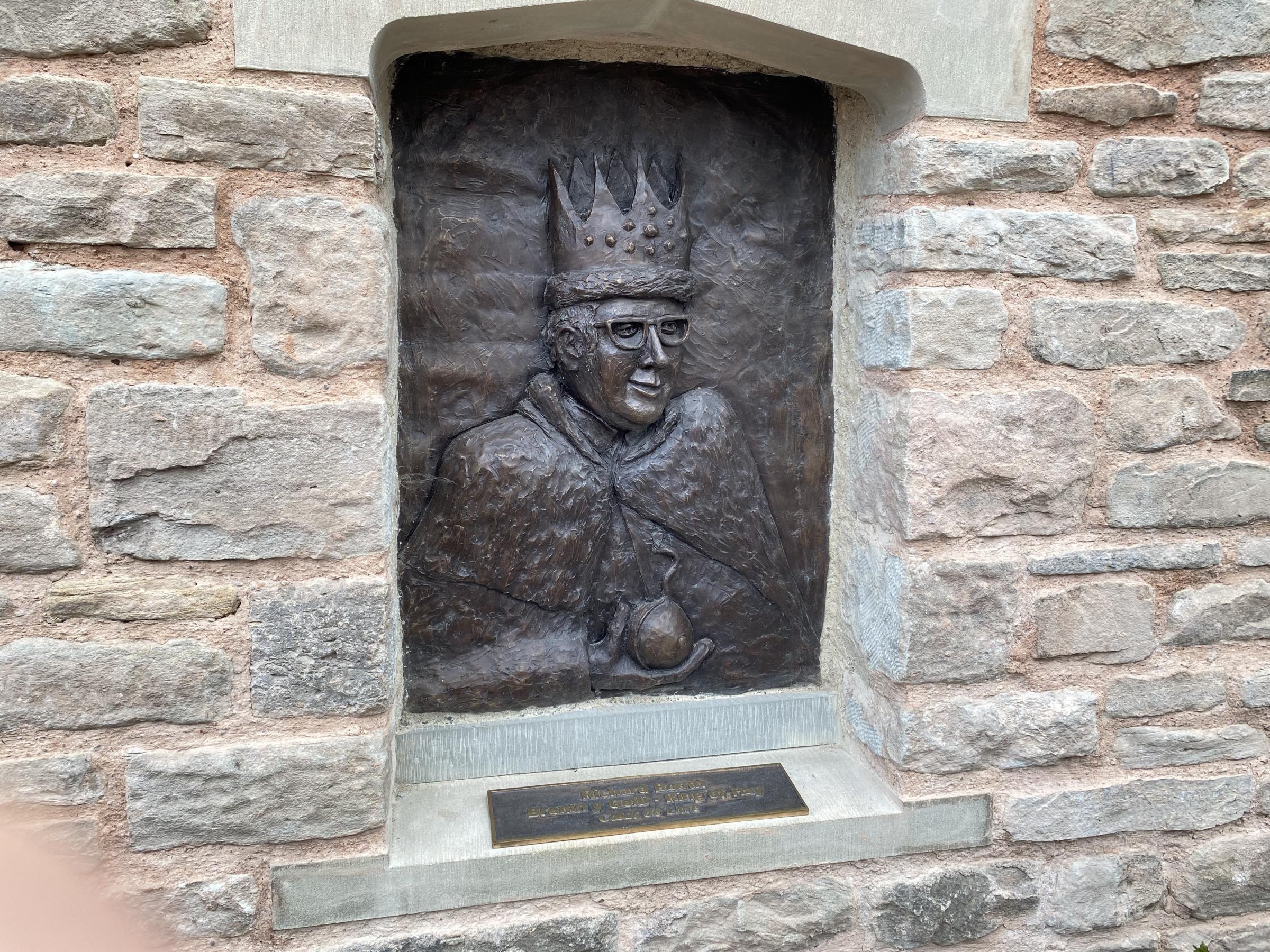 A bronze statue of Richard Booth sits on the grounds of the castle 