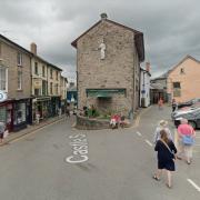 The town council in Hay-on-Wye wants new railings outside the Chesse Market building to stop people falling. Picture: Google