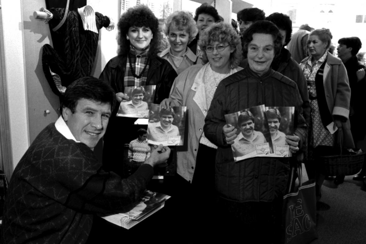 Emlyn Hughes opens Bradleys shop. High Town, Hereford. 04-11-1987