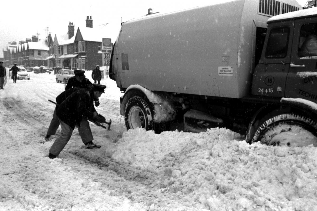 Firemen help dig a lorry out of the snow in 1979.